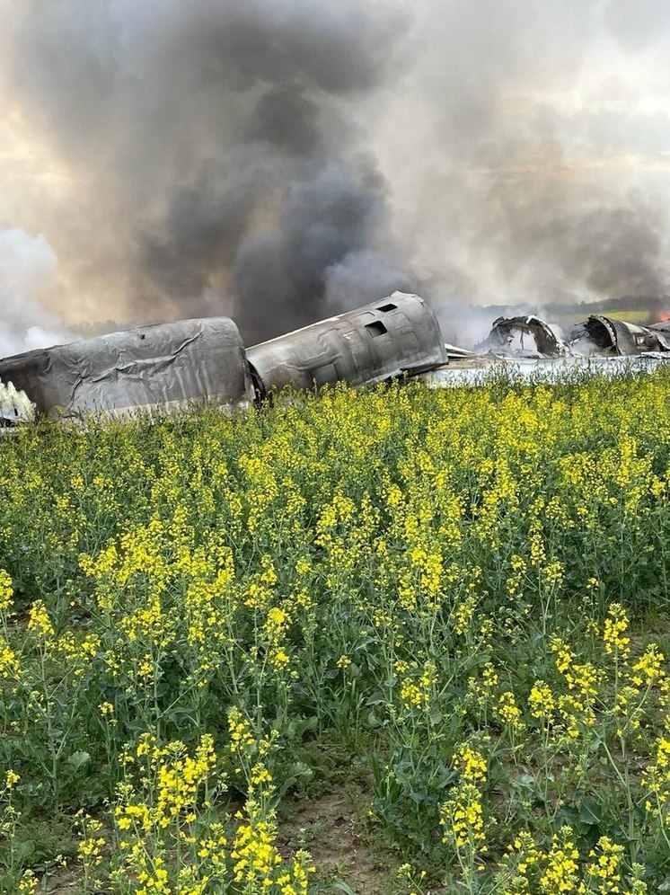 На Ставрополье в поле упал военный самолет