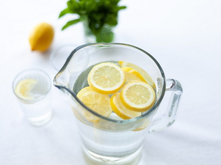 До рака рукой: Приверженцы воды с лимоном могут довести себя до онкологии