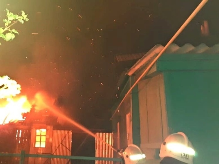 В Курской области открытым огнем горела летняя кухня
