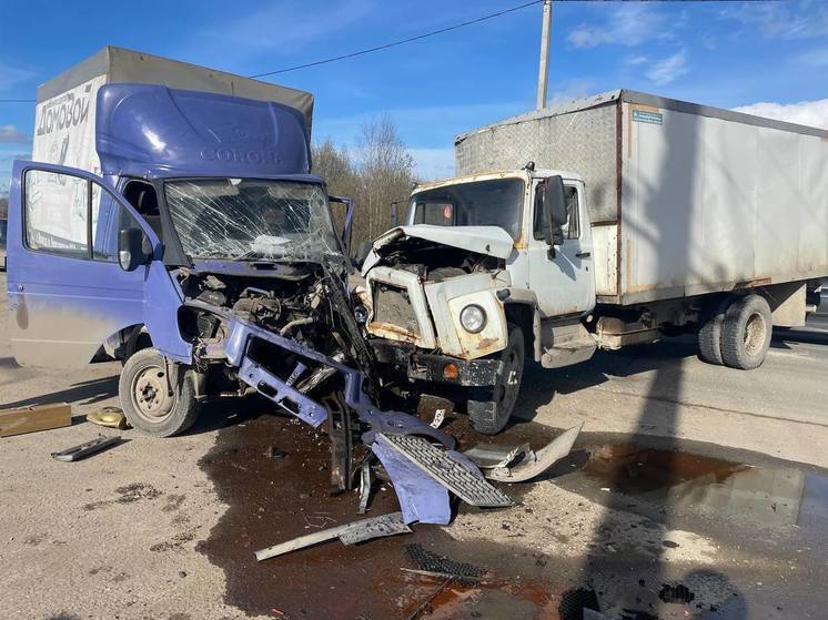 Два грузовых транспорта столкнулись в Вологде