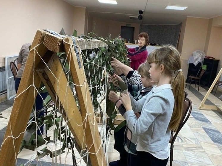 Астраханские волонтеры сплели сотую масксеть