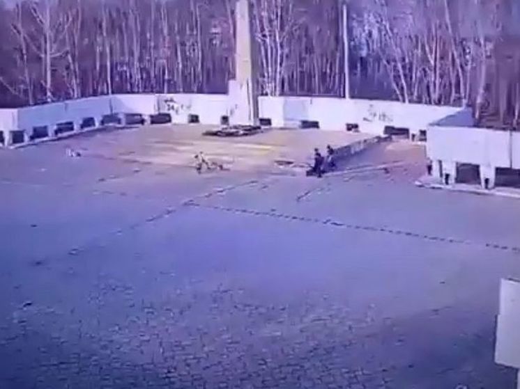 Подростки повредили плитку на мемориале Славы в Тулуне