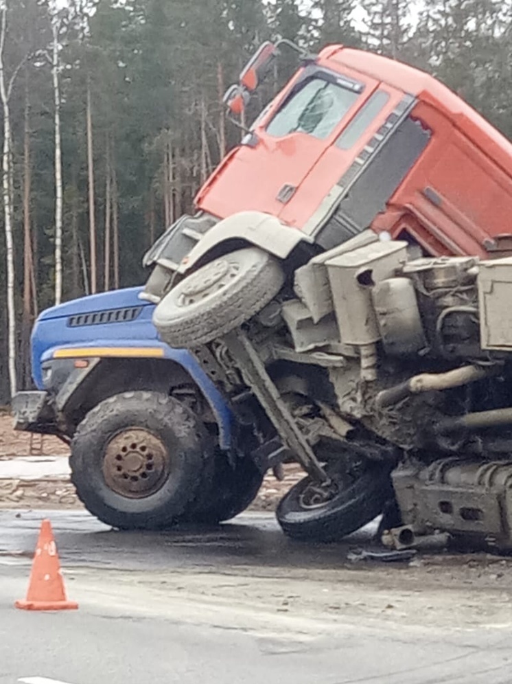 Два грузовика жестко столкнулись на трассе под Петрозаводском