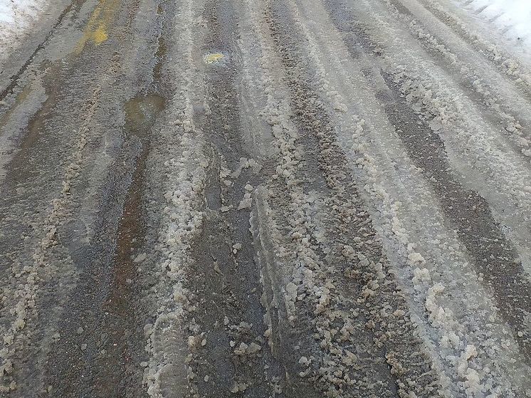 Трассу М-11 в районе города Вышний Волочек в Тверской области засыпало снегом утром в пятницу, 19 апреля