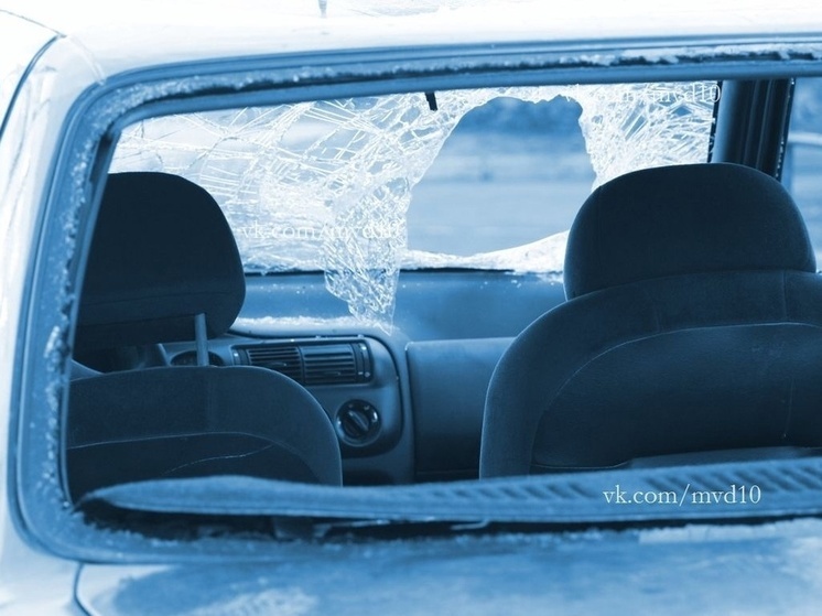 Водитель в ярости ногой снес зеркало с чужой машины в Петрозаводске