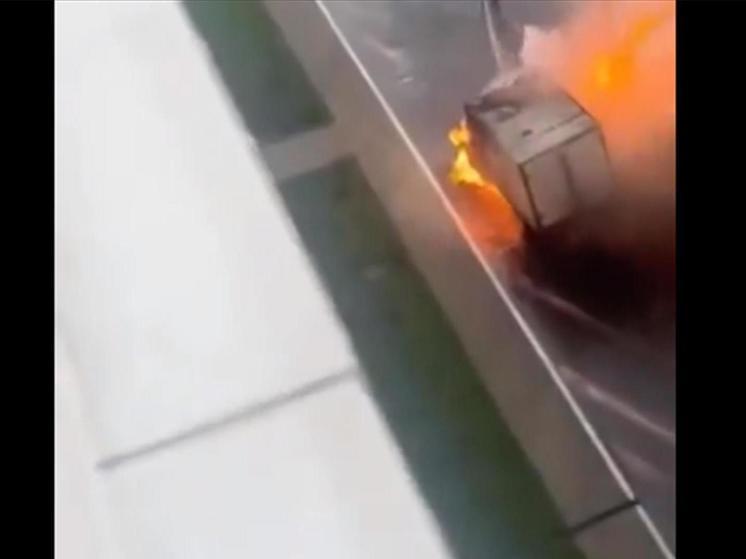 В соцсетях появилось видео горящей «Газели» в Брянске