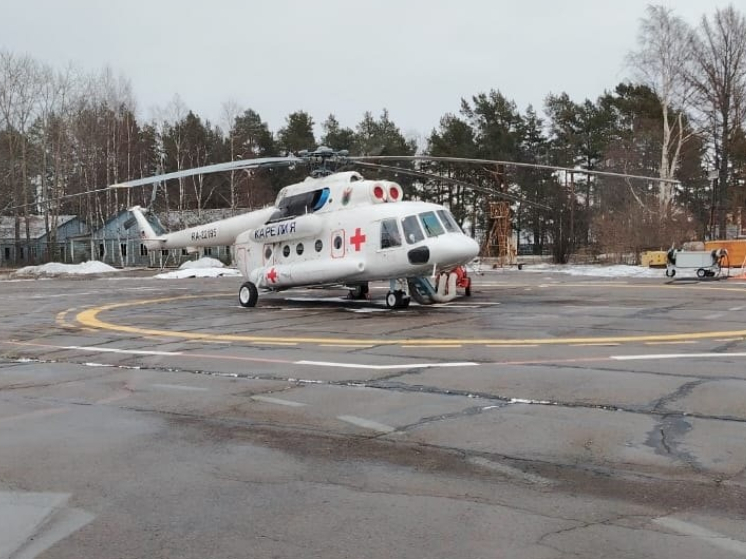 Вертолет подняли в небо в непогоду для спасения беременной в Костомукше