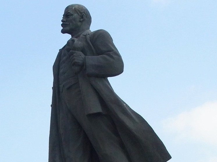 В южноуральском поселке снесли голубые ели ради памятника Ленину