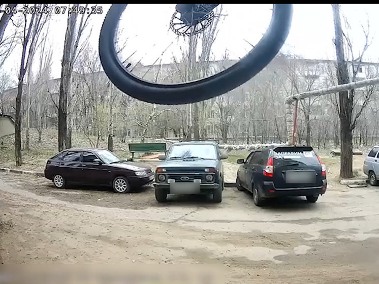 В Саратове камеры наблюдения заметили летящий велосипед