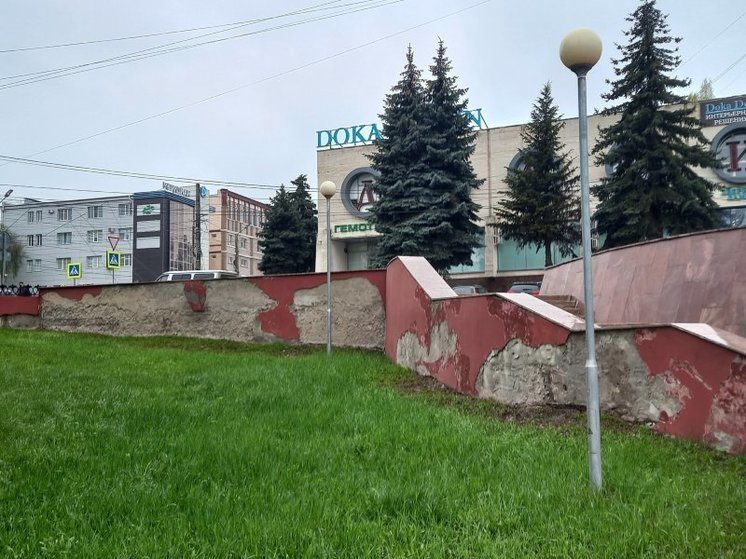 В Курске начали восстанавливать штукатурку на мемориале «Скорбящая мать»