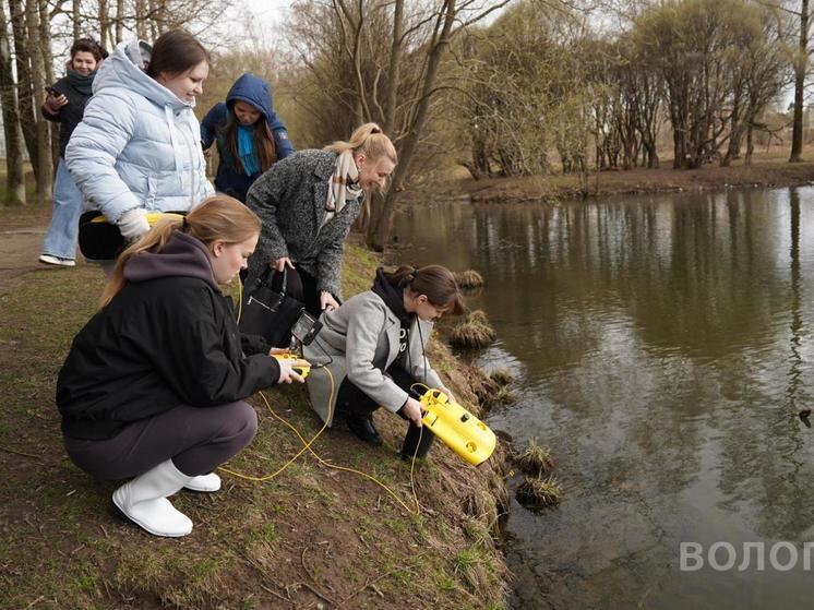 Студенты ВоГУ изучают дно пруда в парке «Евковка» в Вологде