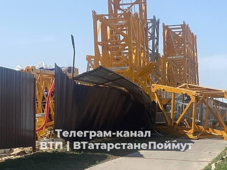 В Казани на стройке обрушилась часть башенного крана