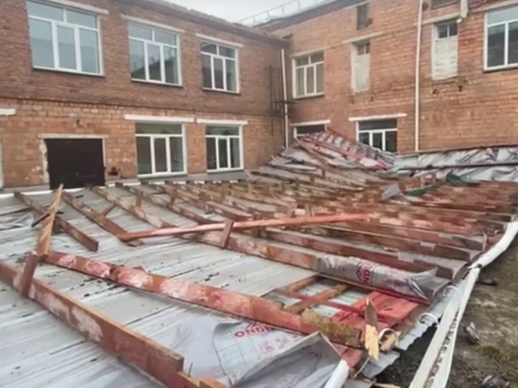 В Красноярском крае сорвало отремонтированную крышу школы