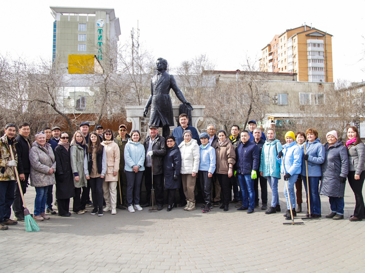 Депутаты Улан-Удэнского горсовета провели субботник в сквере Пушкина