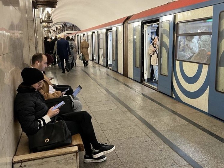 Жители Кирова стали чаще бывать в Москве и реже читать в метро