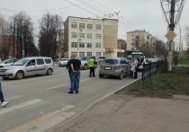 В Екатеринбурге возле дома № 11 на улице Орджоникидзе водитель Мерседеса допустил наезд на 10-летнюю девочку