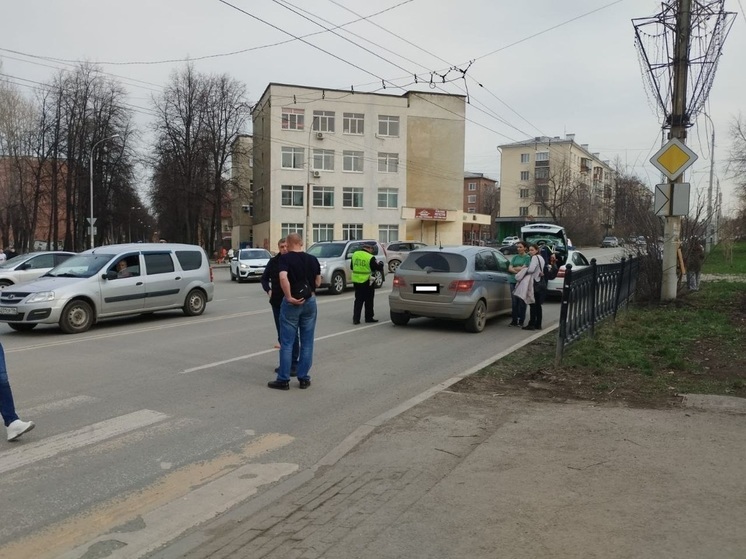 «Мерседес» сбил девочку на пешеходном переходе в Екатеринбурге