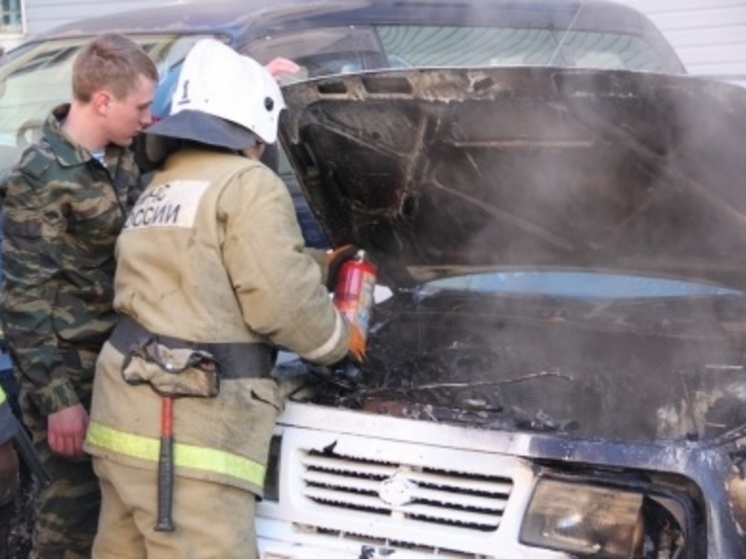 В Приморье пожарные потушили автомобиль