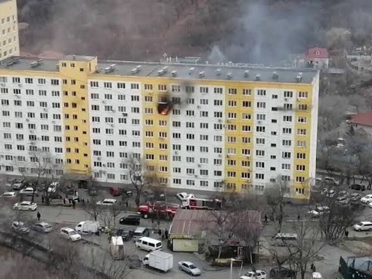 Житель Владивостока решил сжечь обидчиков и поджег шины в подъезде
