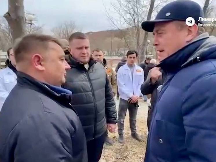 Губернатор Сахалинской области Валерий Лимаренко встретился со спасателями тонущей в реке девочки островитянами и поблагодарил их за проявленную храбрость
