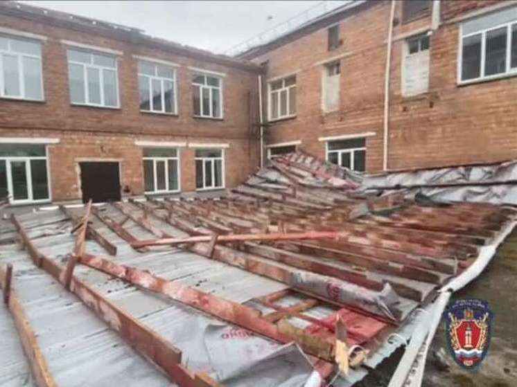 В соседнем с Хакасией регионе крышу сорвало из-за ветра