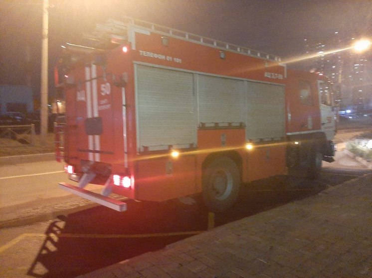 Спасатели ликвидировали мощный пожар в ангаре на Полевой Сабировской