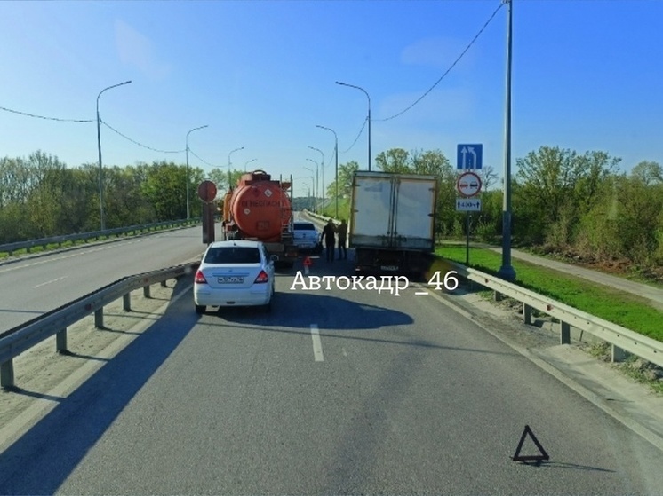 Под Курском на мосту столкнулись иномарка и автоцистерна