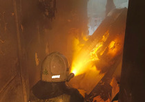 Спасателям поступило сообщение о пожаре в заброшенном двухэтажном здании на улице Лабунцова, 13 в Кировске