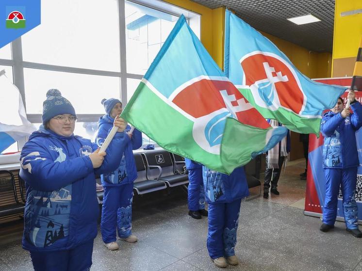 В Надыме с флагами и плакатами встретили прибывшего в отпуск бойца СВО
