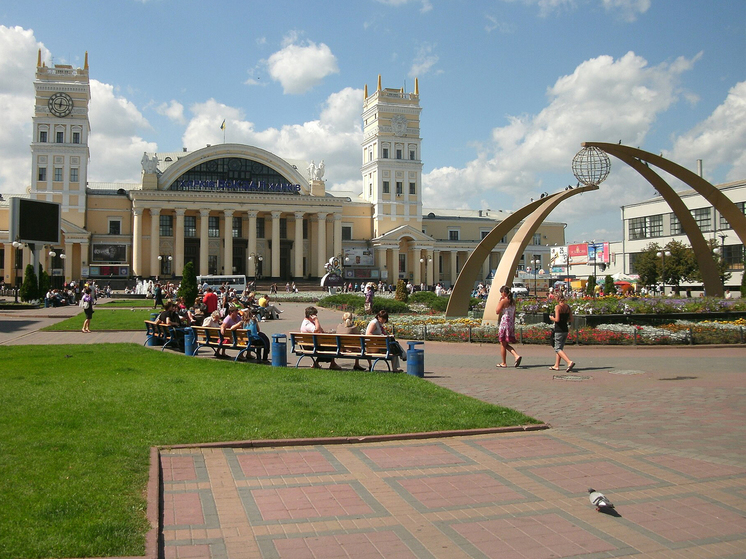 Властям Харькова мешает надпись «Слава труду»:  в городе продолжается декоммунизация
