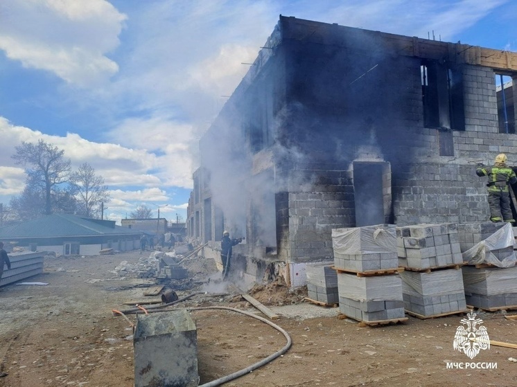 В центре Кызыла в недострое произошел пожар