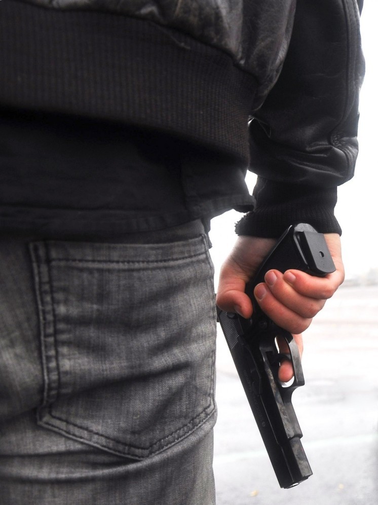Новгородские подростки угрожали детям ножом и пистолетом