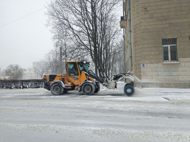 Дорожные службы Петербурга работают в усиленном режиме после снегопада