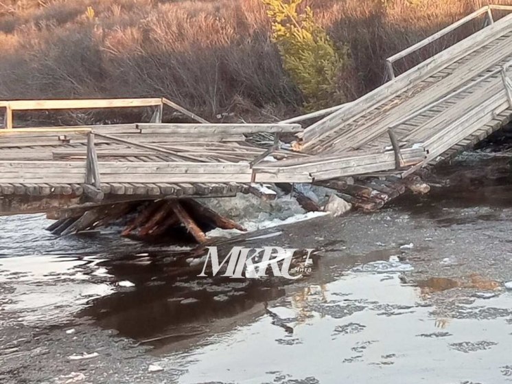 Река Хилок снесла мост и отрезала село в Забайкалье