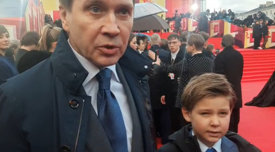 Евгений Миронов показал сына на видео 