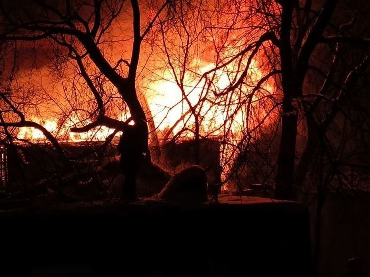 Частный дом сгорел этой ночью в подмосковном Чехове