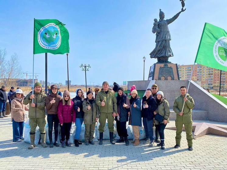 Сотрудники минэкологии Якутии провели субботник на озере Сайсары в Якутске