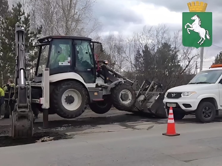 В Томске устраняют опасные дефекты на дороге у Коммунального моста