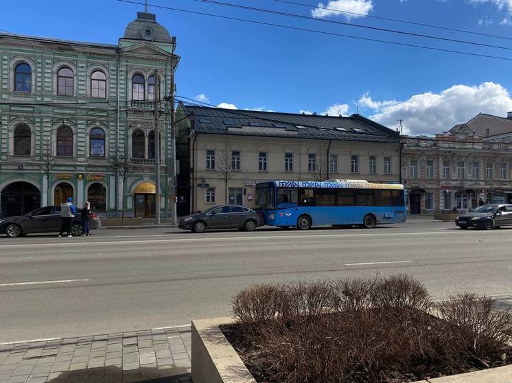 В Туле на проспекте Ленина автобус столкнулся с легковым авто