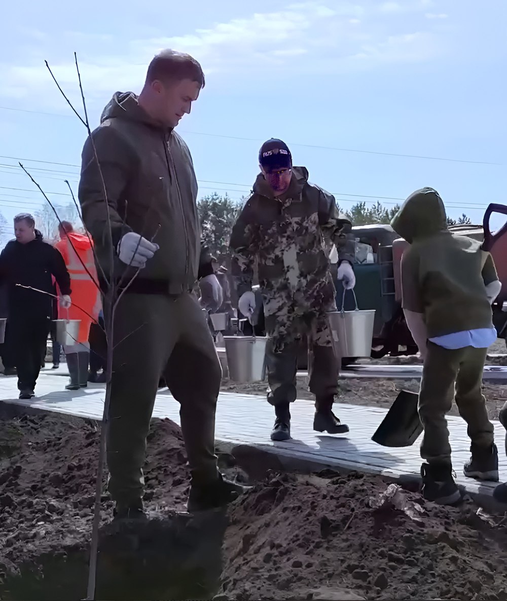 В Омске прошёл общегородской субботник: 23 кадра весенней уборки