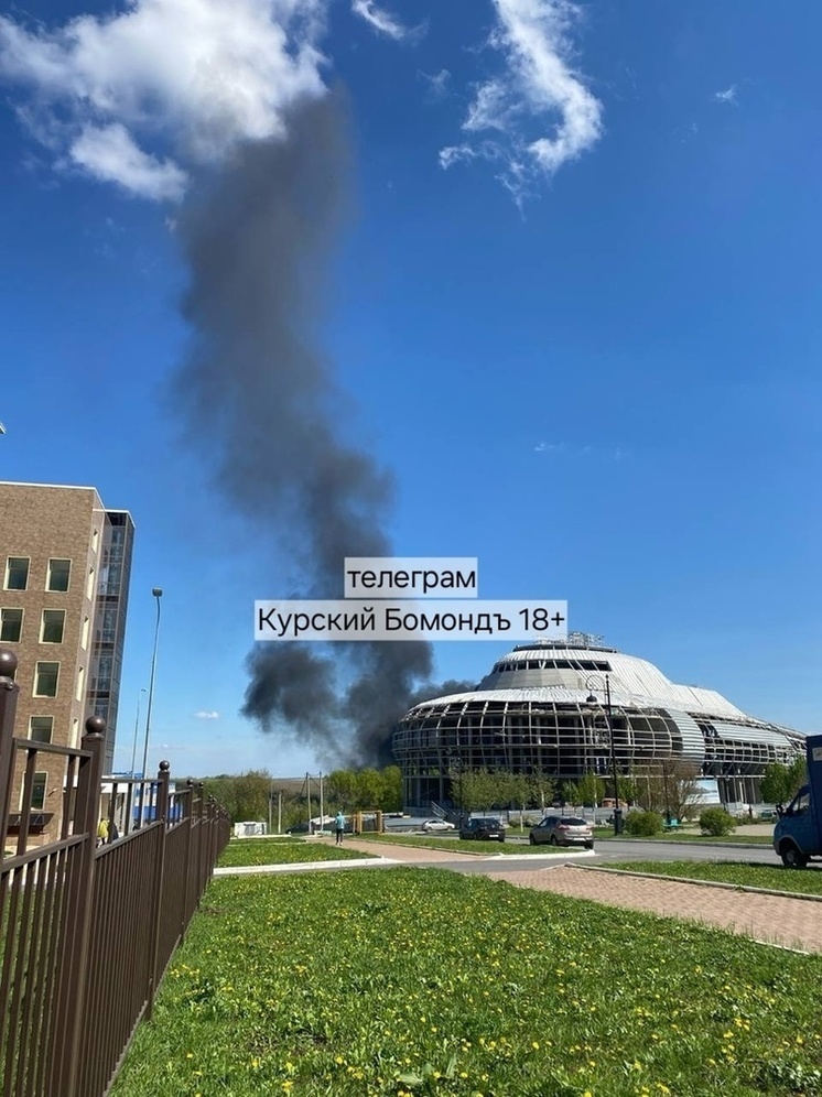 В Курске пожарные подразделения тушат возгорание пластиковых труб
