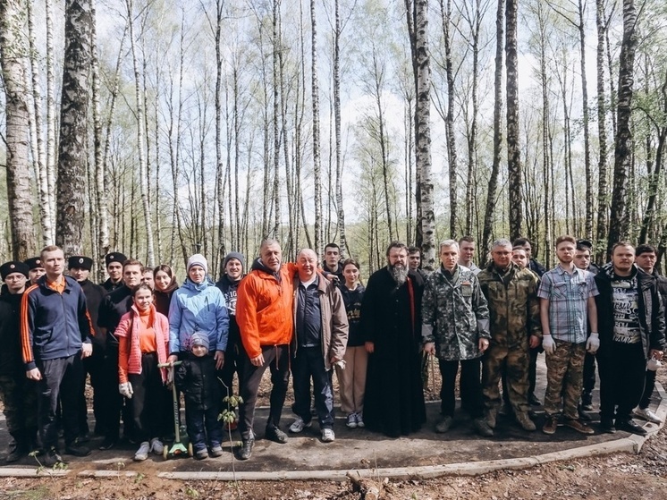 Смоленские мэр, губернатор и митрополит убирали окрестности Солдатского озера