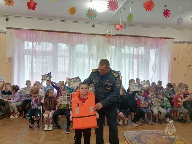 В Демянске спасатели пришли в детский сад