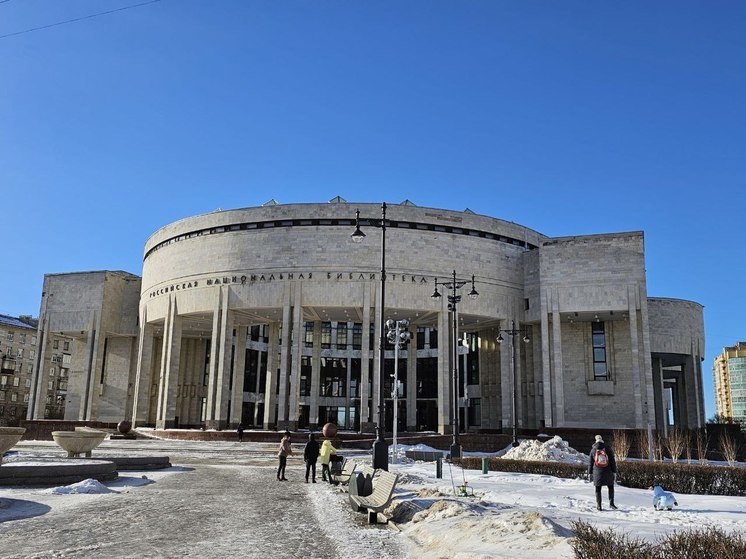 Внезапные морозы превратили фонтан у здания РНБ в лед