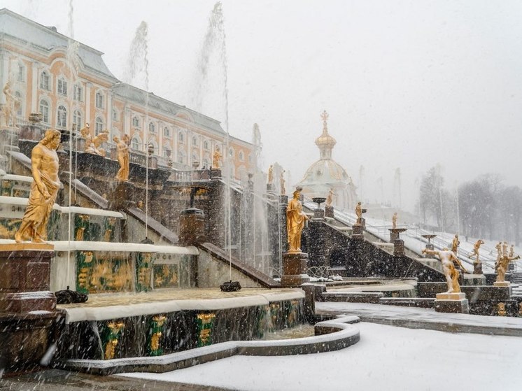 Апрельский снегопад не помешал работе фонтанов в Петергофе