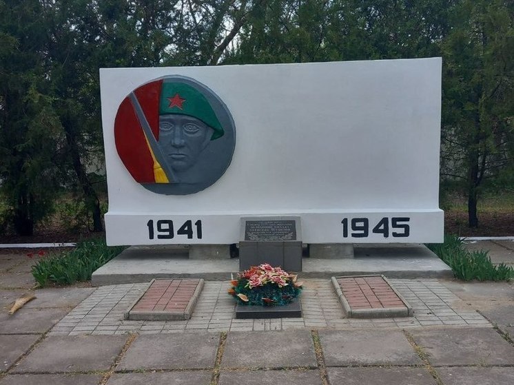Коммунальные службы Таврийска активно облагораживают памятники воинам ВОВ