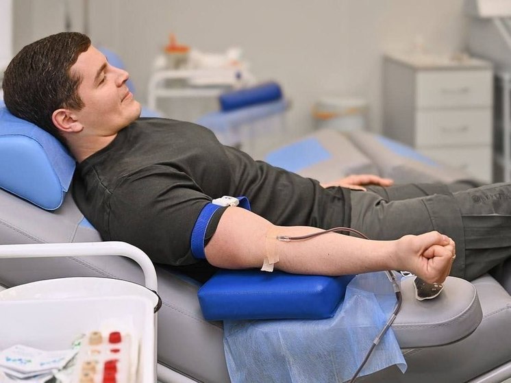 Губернатор ЯНАО традиционно сдал кровь в День донора