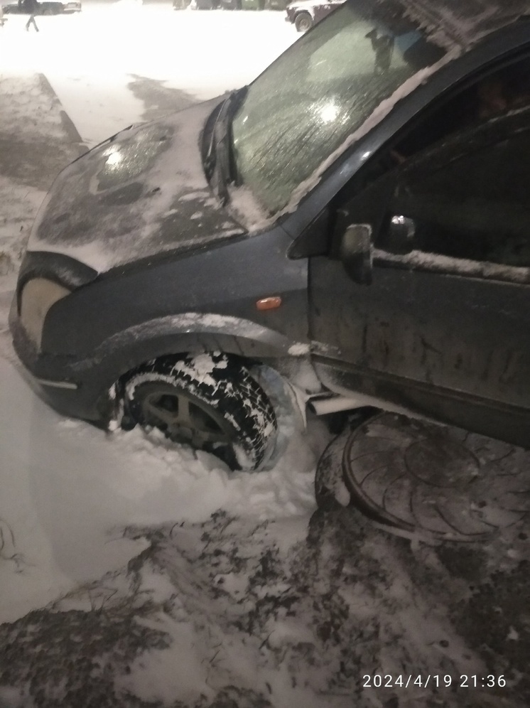 Дай Бог вам здоровья: Житель Петрозаводска вытащил автомобиль из кювета