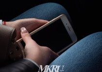 Полиция в Чите задержала мужчину за кражу смартфона у девушки из кармана, когда она слушала музыку через беспроводные наушники в троллейбусе. Об этом 20 апреля сообщили  в telegram-канале УМВД по Забайкальскому краю.