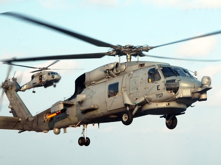 Во время военных учений в Японии солкнулись два вертолета